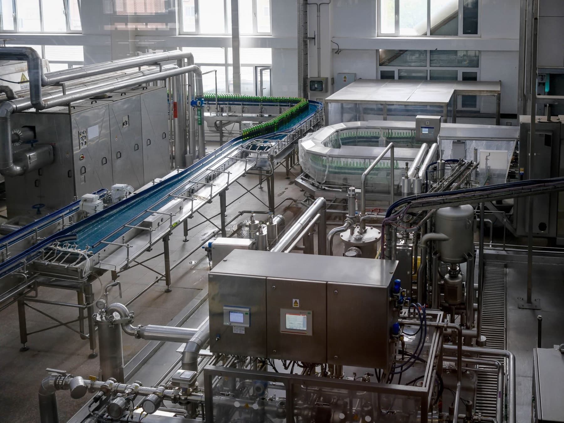 Bottling hall with filling machines and conveyors